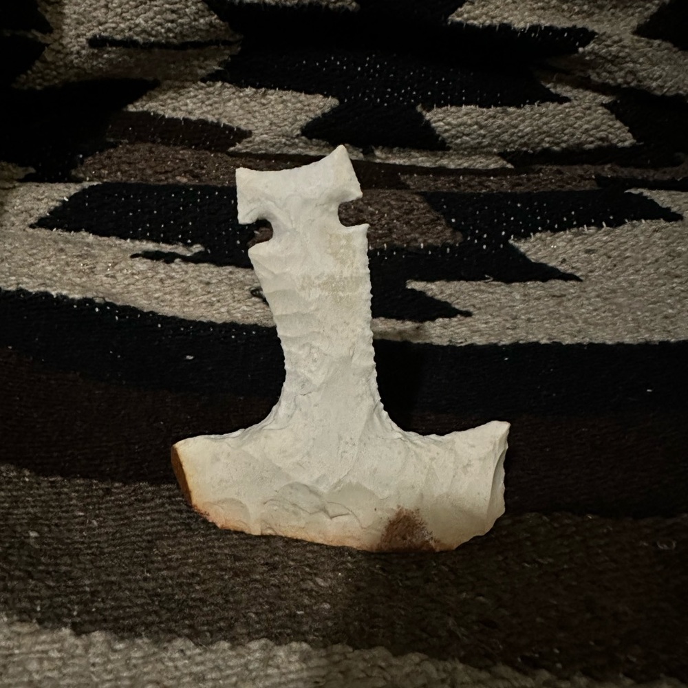 Arrow head in stone, hand knapped.